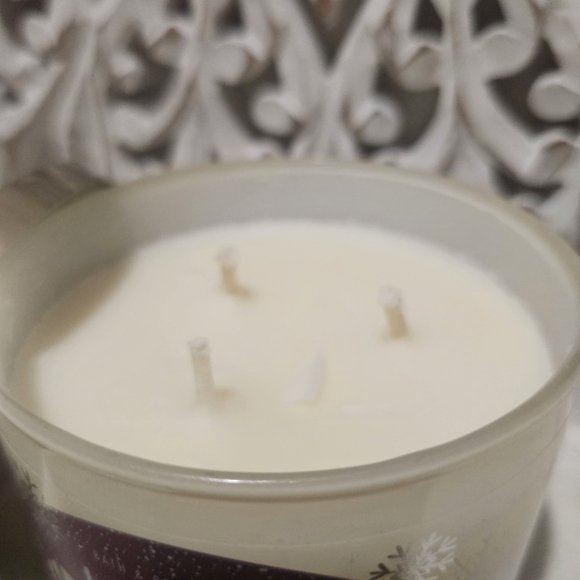 NEW Bath & Body Works Twisted Peppermint Candle - White and Purple 14.5OZ - Picture 3 of 6